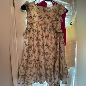 Super cute dress. Never worn but no tags attached. Floral.